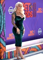 Amber Rose cleavage