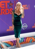 Amber Rose cleavage