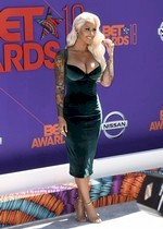 Amber Rose cleavage