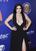 Ariel Winter cleavage