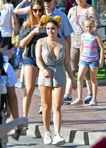 Ariel Winter braless cleavage