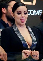 Ariel Winter cleavage