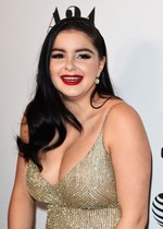 Ariel Winter cleavage