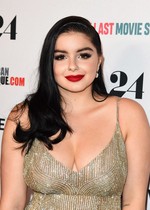 Ariel Winter cleavage