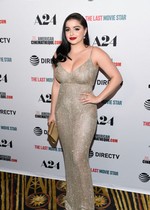 Ariel Winter cleavage