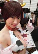 Kaho Shibuya holding things with boobs