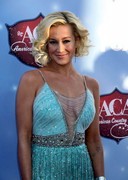 Kellie Pickler cleavage