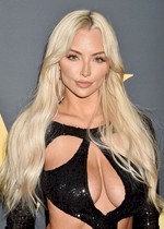 Lindsey Pelas cleavage