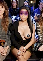 Nicki Minaj tit out