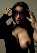 Nicki Minaj tit out