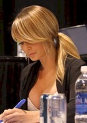 Sara Jean Underwood cleavage