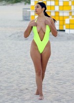Curvy babe in a sexy bikini