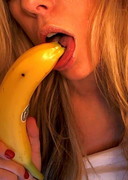 xoGisele eats a banana