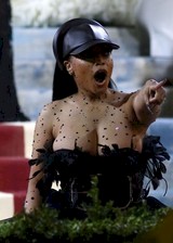 Nicki Minaj big boob cleavage