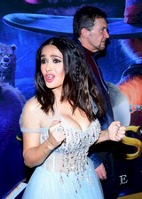 Salma Hayek big boob cleavage