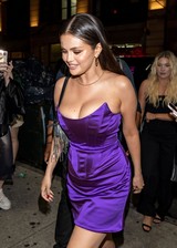 Selena Gomez boobs cleavage