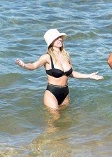 Sydney Sweeney bikini boobs