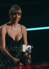 Taylor Swift tits at MTV EMA