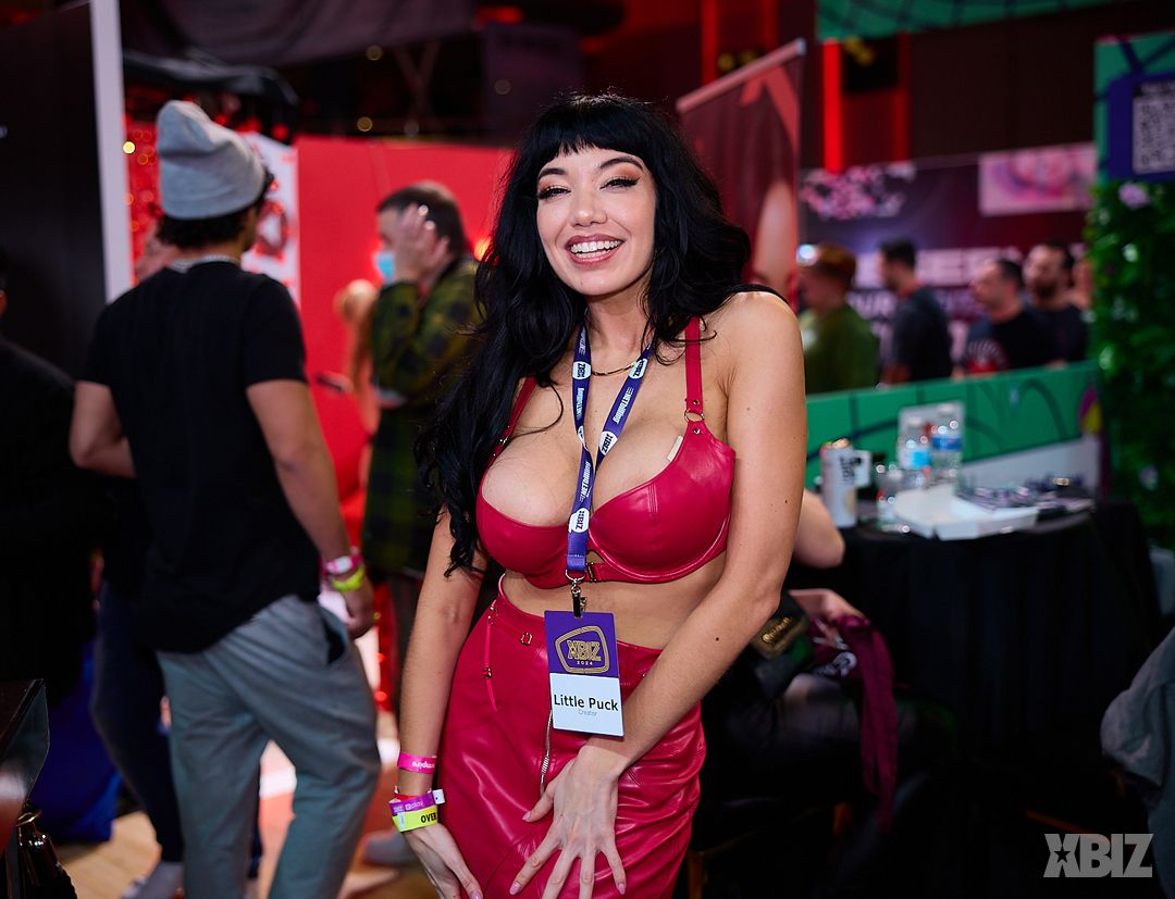 X3 Expo boobs