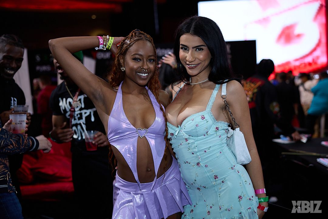 X3 Expo boobs