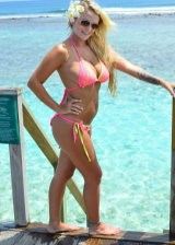 Busty bikini babe is the reason why people love the beaches so much