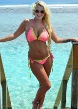 Busty bikini babe is the reason why people love the beaches so much