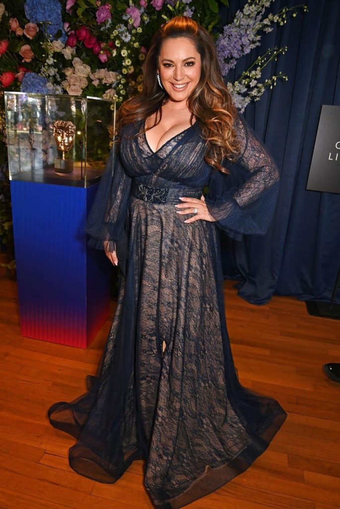 Kelly Brook arrives on the red carpet and looking curvy