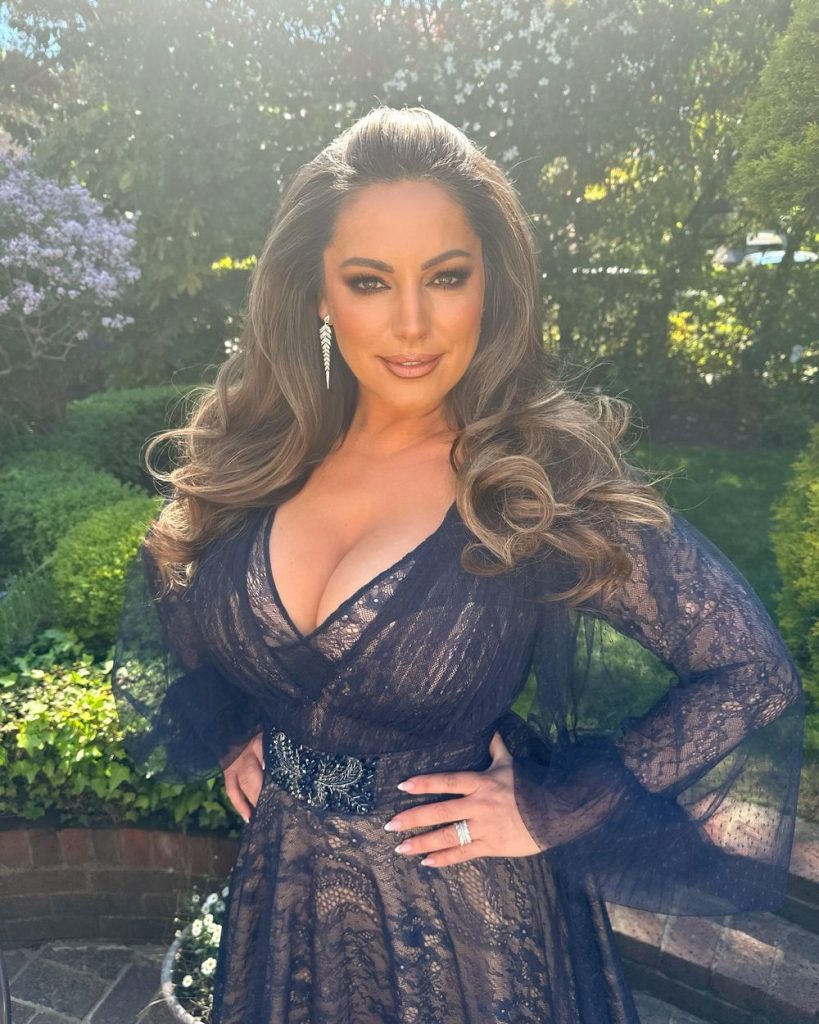 Kelly Brook big boobs cleavage in a blue dress