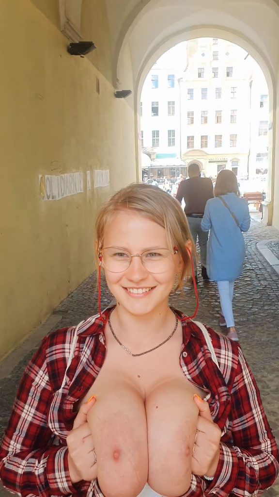 Big tit flash on the sidewalk in a city