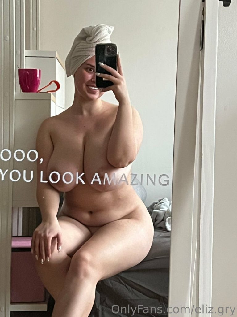 Curvy amateur with big boobs fresh out of the shower and taking a nude selfie