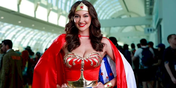 Rachel Pizzolato dressed as Wonder Woman strike a pose at Comic Con