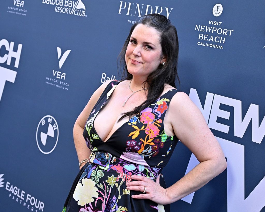 Side view of busty actress showing cleavage on the red carpet