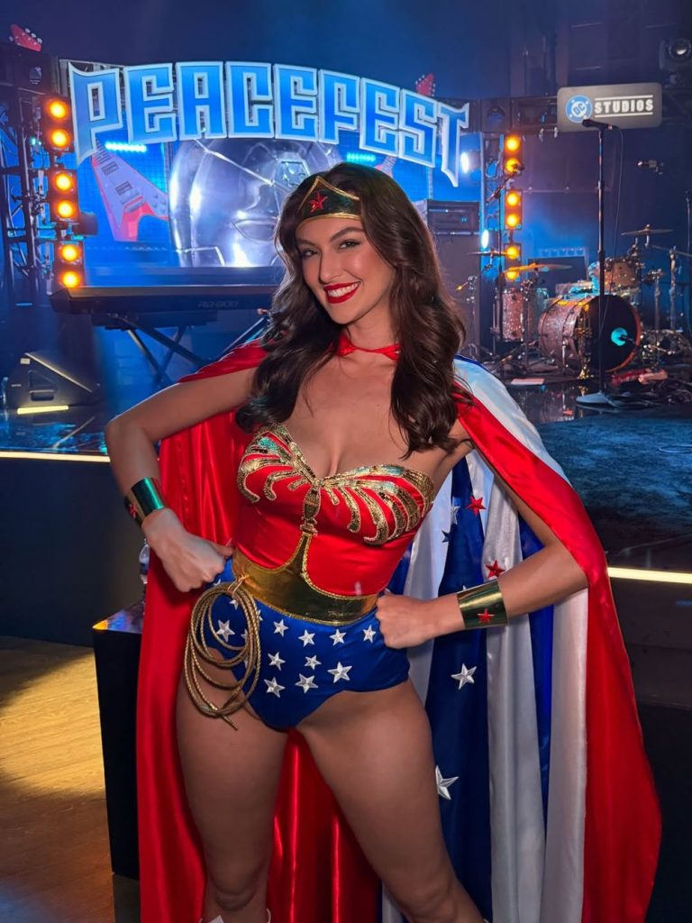 Rachel Pizzolato strike a pose as Wonder Woman at Comic Con