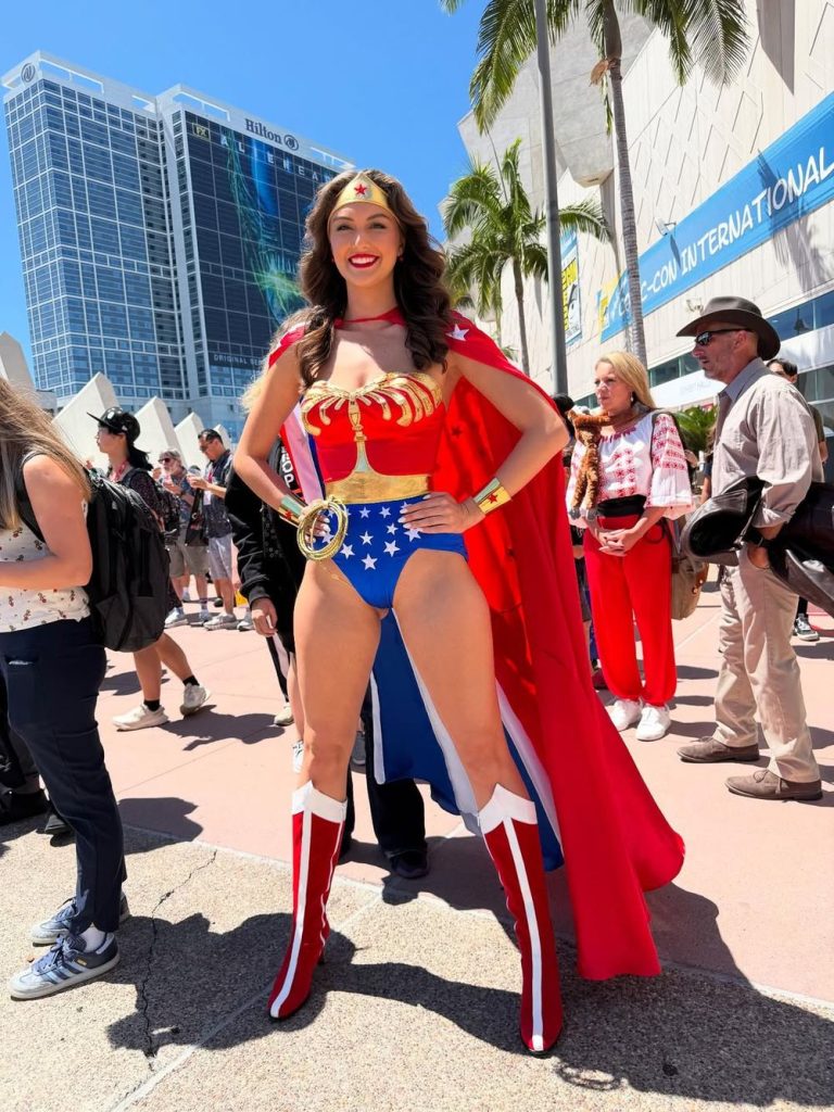 Hot babe cosplay as Wonder Woman outside Comic Con