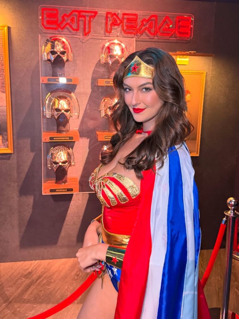Wonder Woman cosplay babe looking sexy from the side at Comic Con