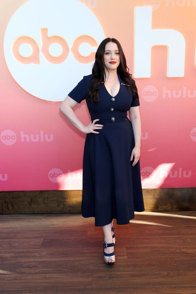 Far view of Kat Dennings posing on the red carpet