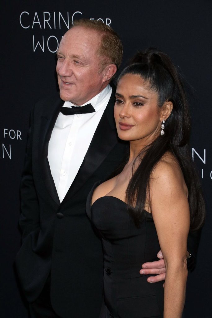 Salma Hayek turned to the side while posing for photographers with her husband
