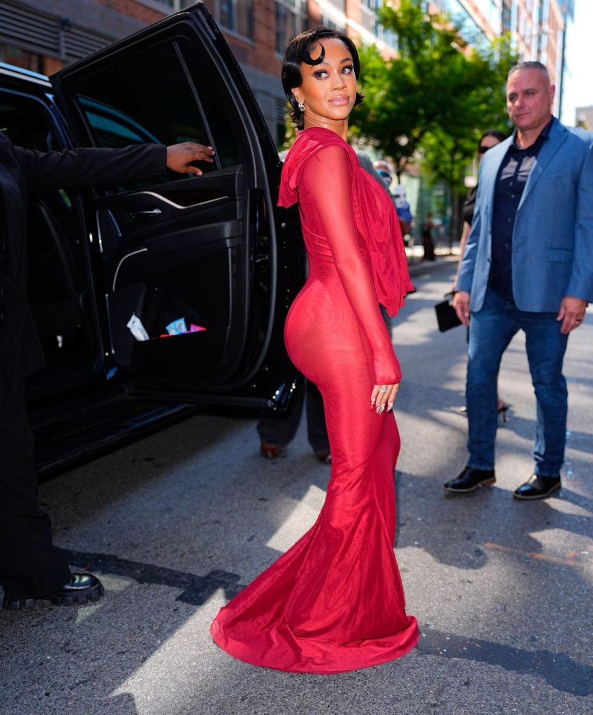 Side view of Saweetie showcase her big butt