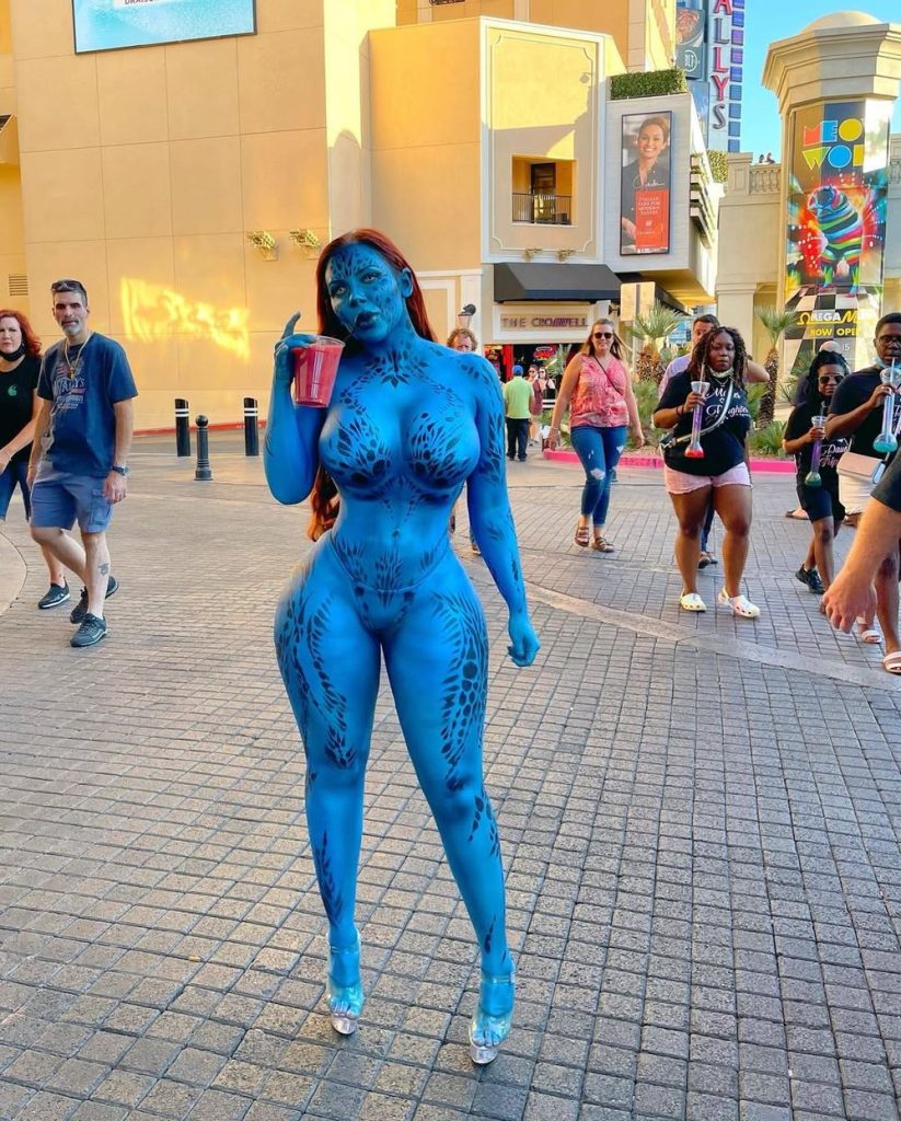 Curvy Amanda Nicole in Mystique body paint in public