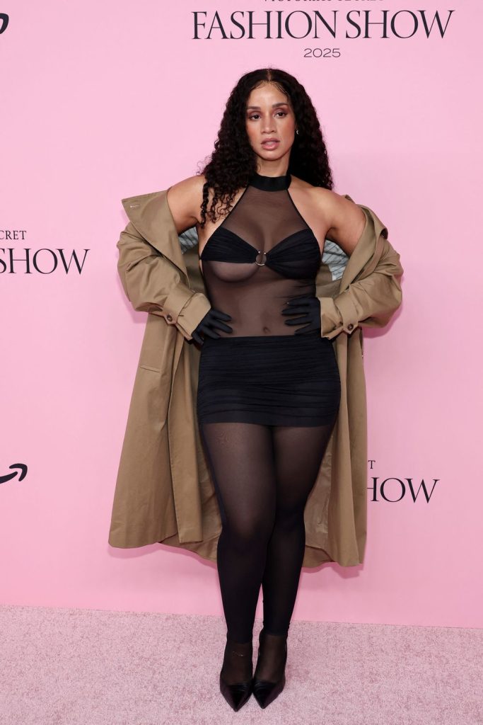 Dascha Polanco with both hands on her hips